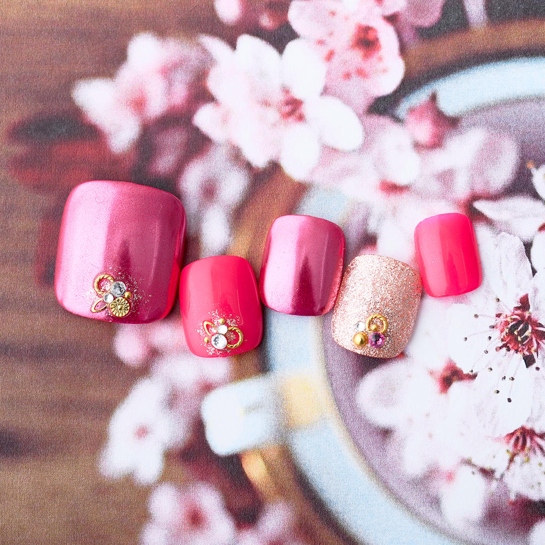 <center>オシャレで存在感大!女性らしくカッコ可愛いピンクミラーのフットネイル。</center>