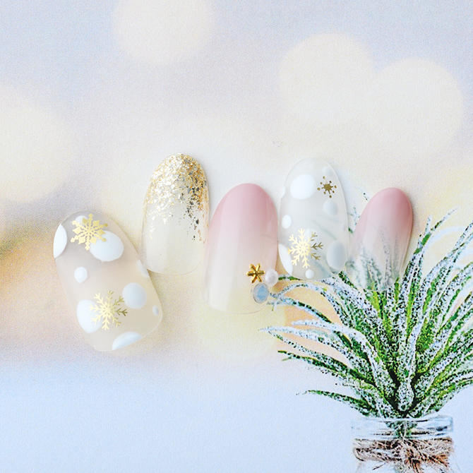 <center>ふわふわの雪の模様のマットネイル。</center>