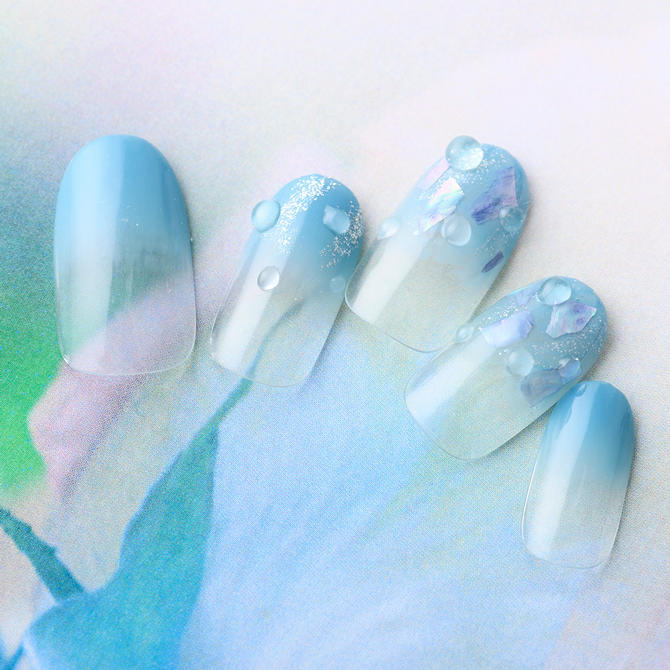 <center>水滴アートをたっぷりのせて、瑞々しい爽やかグラデーション</center>