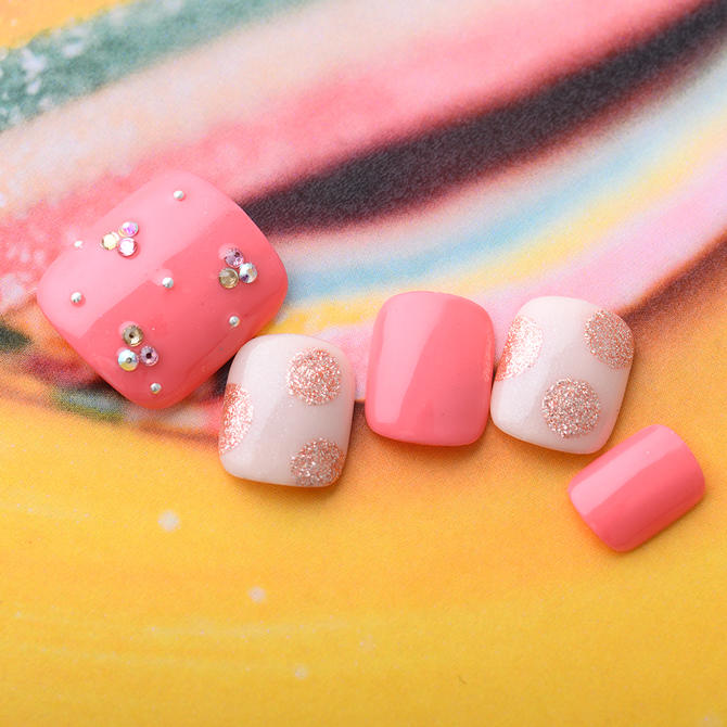 <center>かわいらしいピンクドットにキラキラのアクセントを</center>