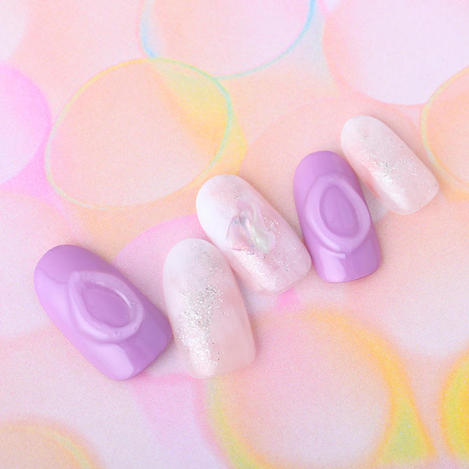 <center>柔らかなパープルにぽこぽこアートで指先にアクセントを</center>