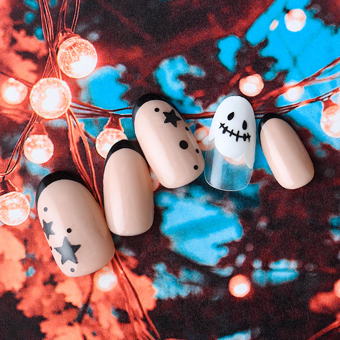 <center>ピンクベージュに黒のフレンチでシンプルに。可愛らしいゴーストを連れて。</center>
