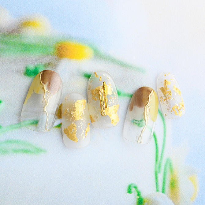<center>華やかな金箔をしっとりと落ち着いたマット仕上げに</center>