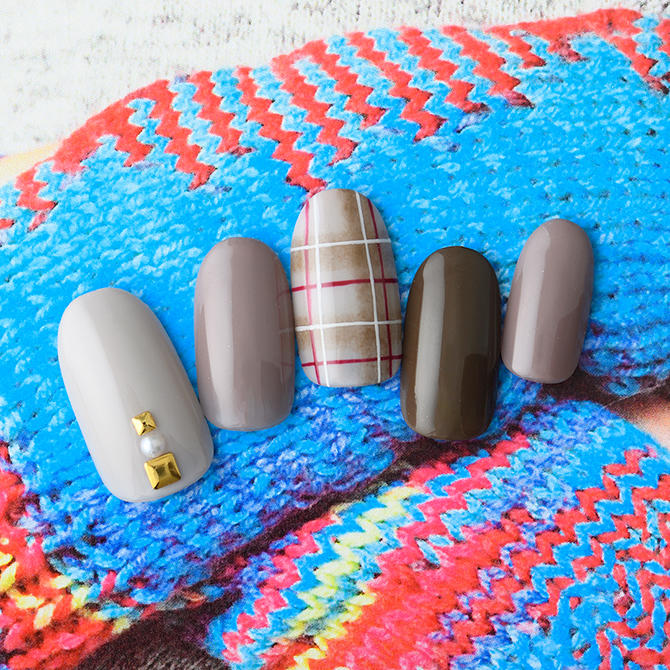 <center>くすみ感のあるピンクベージュはチェックでフレッシュな印象に</center>
