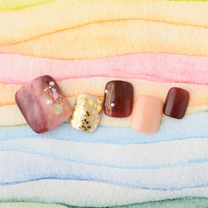 <center>【FOOTデザイン】<br>光の加減でキラリ輝くシェルとラメで大人の組み合わせ</center>