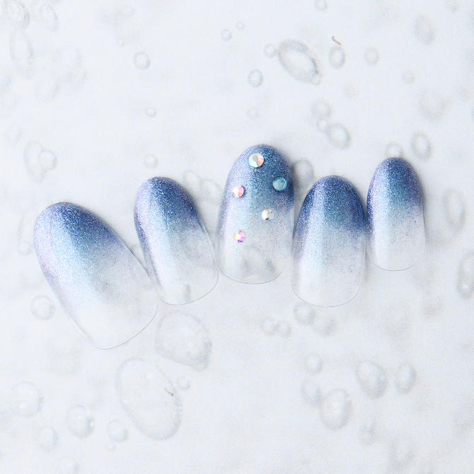 <center>ひんやりブルーのグラデーションにストーンを散りばめて<br>(K06-L11)</center>