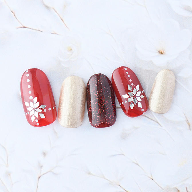 <center>ホログラムできらめく雪の結晶は鮮やかなレッドがポイント<br>(K11-CP1-S11)</center>