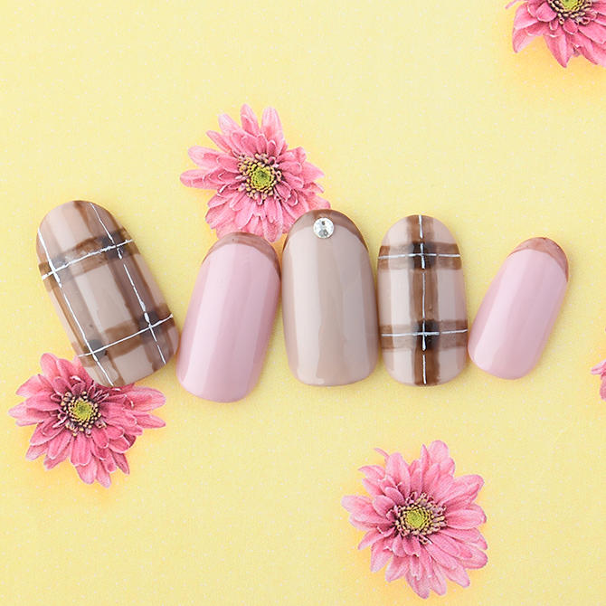 <center>かすれ具合が絶妙にマッチする苺ミルクカラーのチェックネイル<br>(L03-ST12)</center>