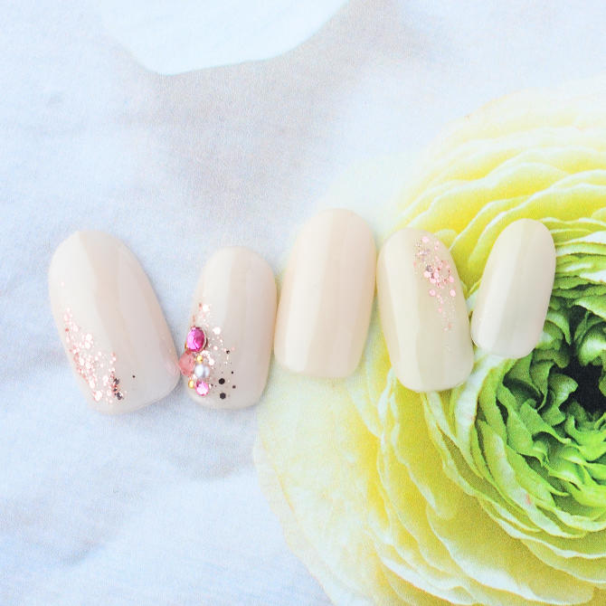 <center>大人ベージュにキラキラピンクのラメとストーンを添えて<br>(L03-L12)</center>