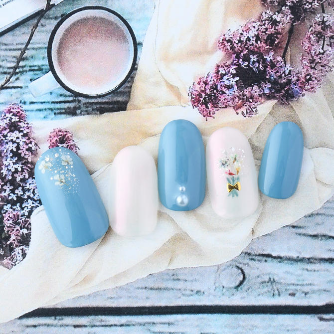 <center>控え目な花束がさりげなくも華やかな指先に彩りを添えて<br>(L03-S11)</center>