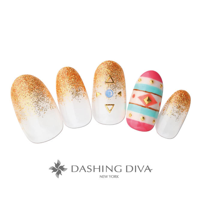 エスニック柄とゴールドの組み合わせで遊び心たっぷりな指先に ネイルデザイン ネイルサロンのダッシングディバ Dashing Diva