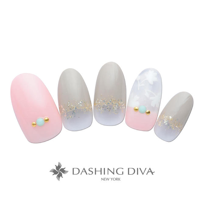 抜け感のあるクリアにひっそりと咲く白いお花が上品なネイル B09 25 ネイルデザイン ネイルサロンのダッシングディバ Dashing Diva