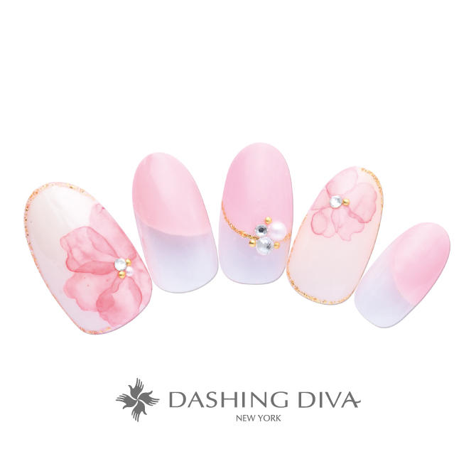 ピンクのふんわりフラワーネイルはゴールドラメをアクセントに ネイルデザイン ネイルサロンのダッシングディバ Dashing Diva