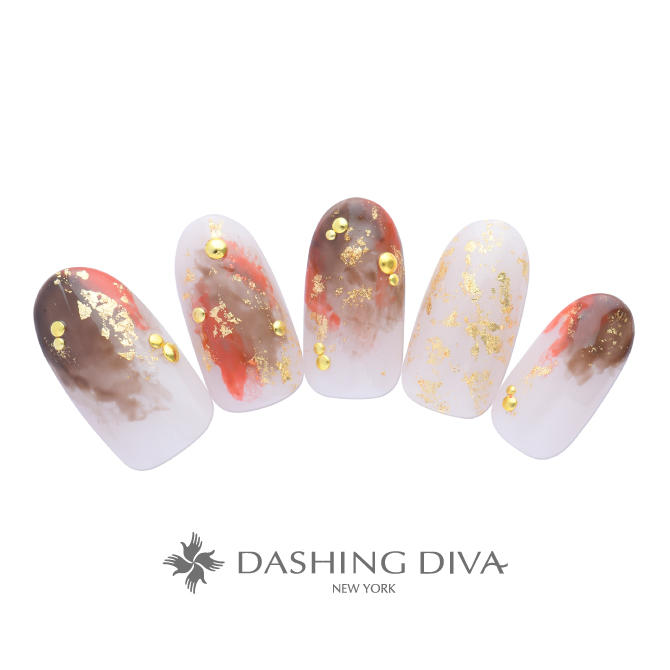 大人っぽい和モダンネイルはゴールドの箔をさりげなく散らして（L01-CP1-P12）