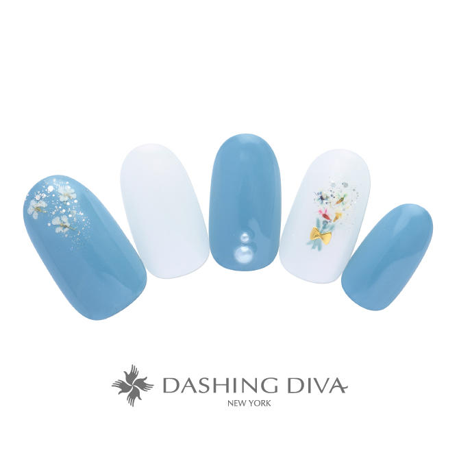 控え目な花束がさりげなくも華やかな指先に彩りを添えて（L03-S11）