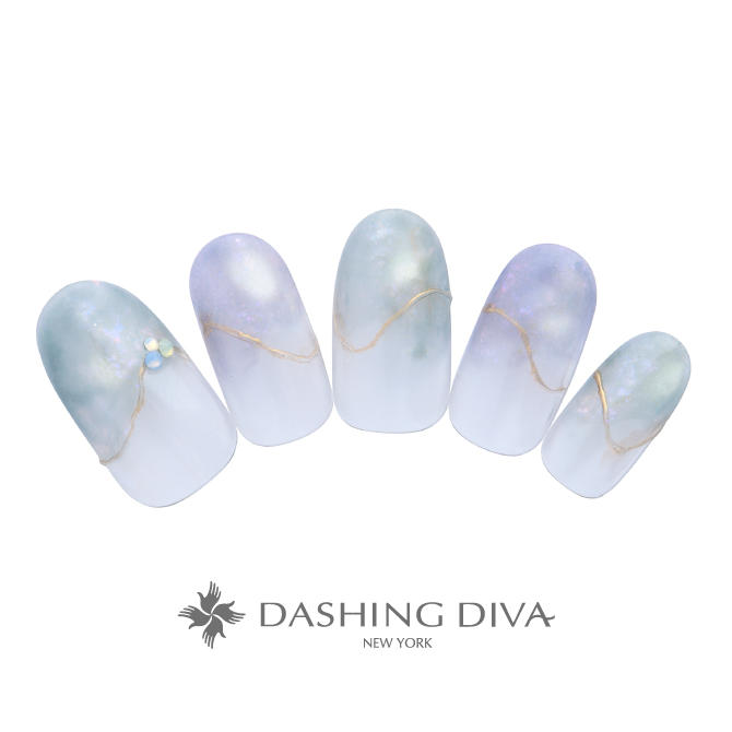 爽やかなカラーリングと繊細なミラーラインで華奢な指先を演出（L05-CP1-P12）