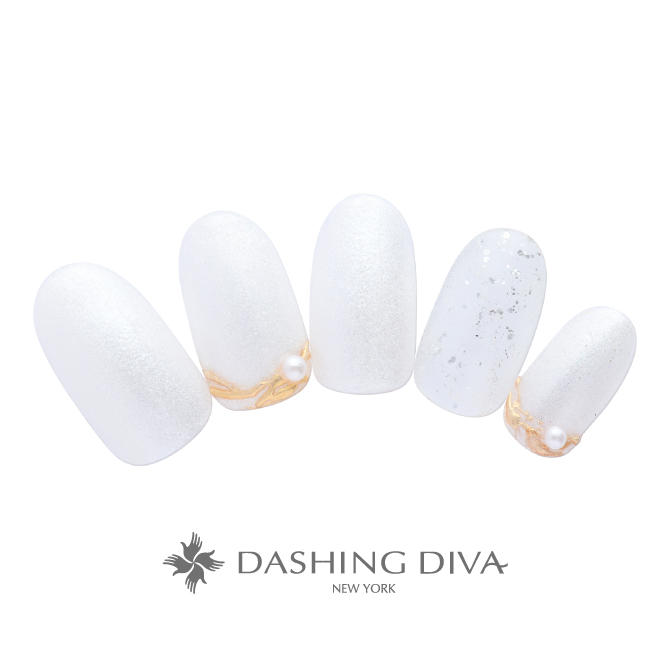 ホワイトネイルはニュアンスミラーとパールで控えめな存在感を（L05-CP1-S13）