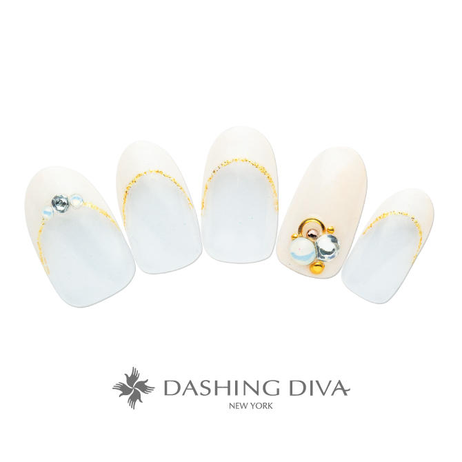 ベージュのフレンチにストーンをあしらった清楚なきらめきのネイル A1505 ネイルデザイン ネイルサロンのダッシングディバ Dashing Diva