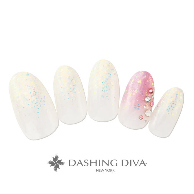 ホワイト ピンクのベースにラメやストーンで華やかキュートなネイル ネイルデザイン ネイルサロンのダッシングディバ Dashing Diva
