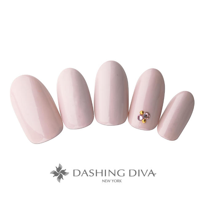 優しいベージュのワンカラーにピンクのストーンアート ネイルデザイン ネイルサロンのダッシングディバ Dashing Diva